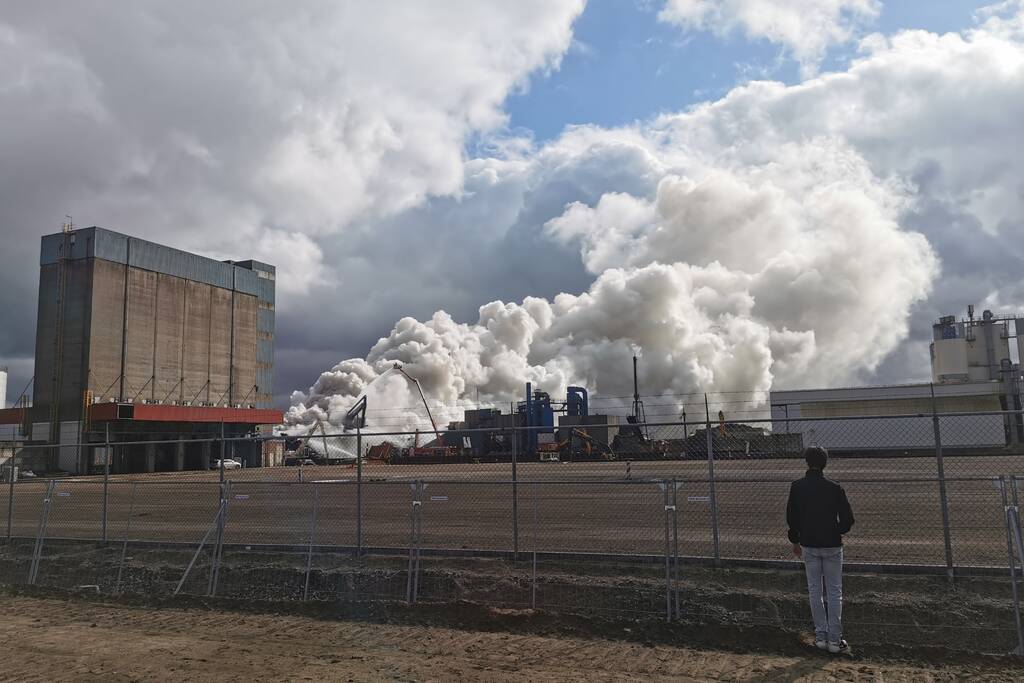 Zeer grote brand bij verschrotingsbedrijf
