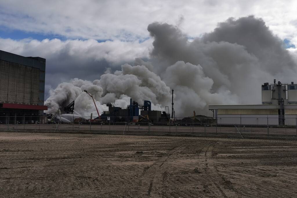 Zeer grote brand bij verschrotingsbedrijf