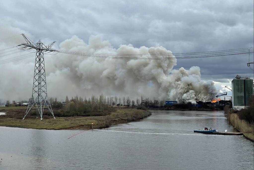 Zeer grote brand bij verschrotingsbedrijf