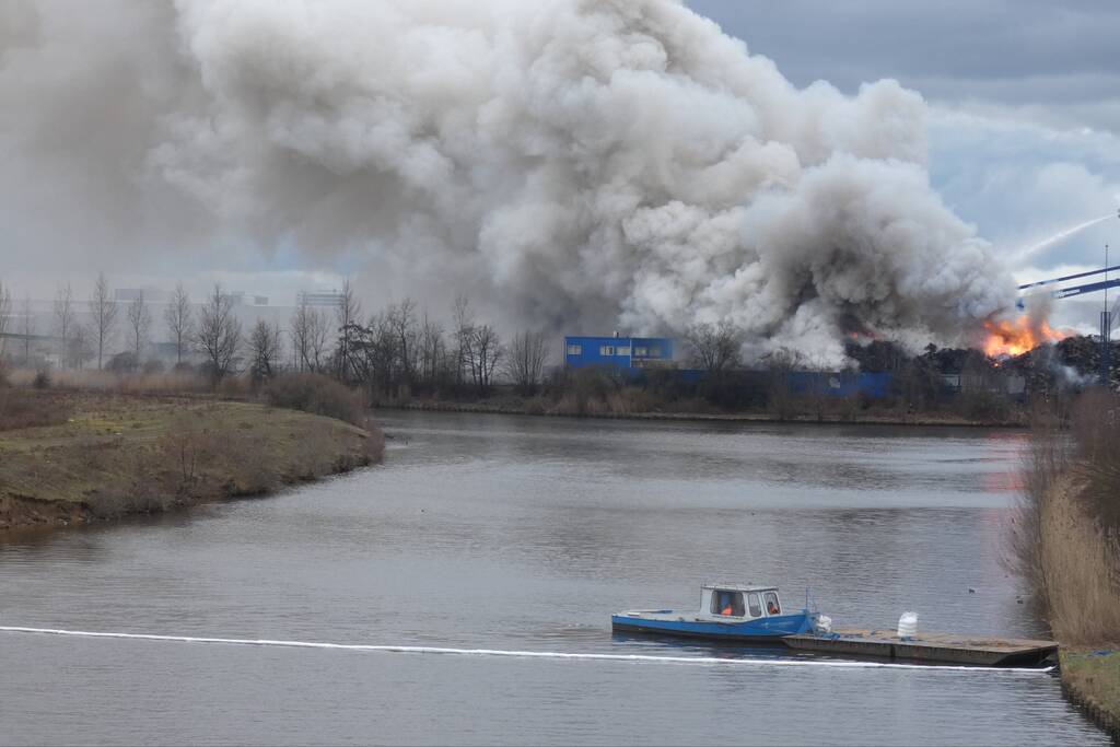 Zeer grote brand bij verschrotingsbedrijf