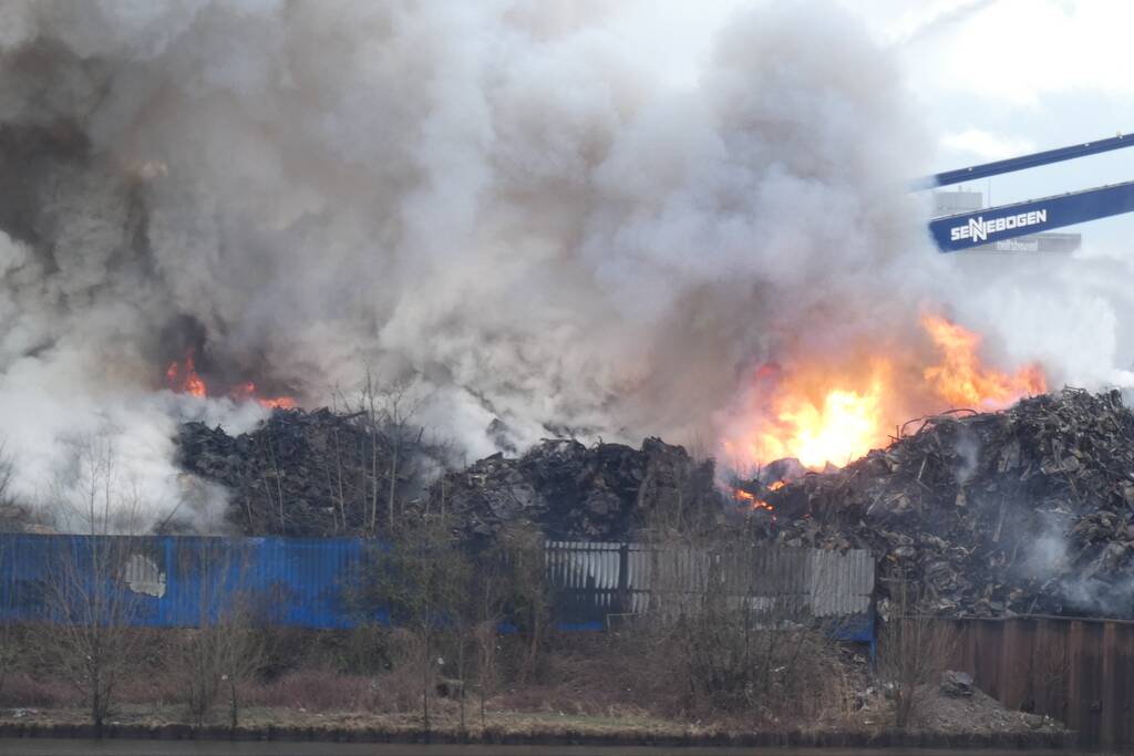 Zeer grote brand bij verschrotingsbedrijf
