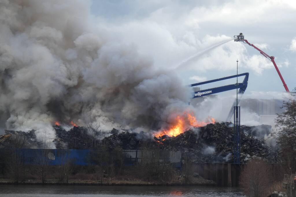 Zeer grote brand bij verschrotingsbedrijf