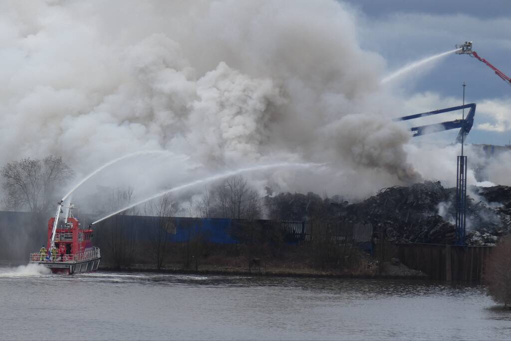 Zeer grote brand bij verschrotingsbedrijf