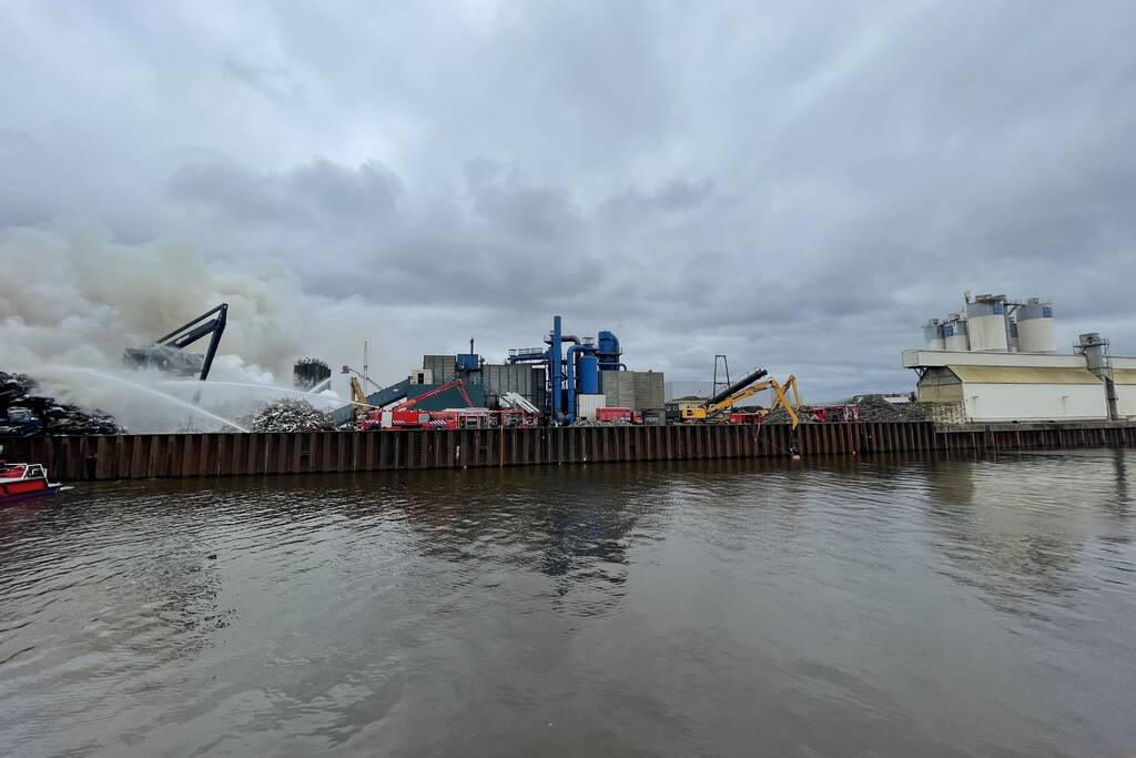 Zeer grote brand bij verschrotingsbedrijf