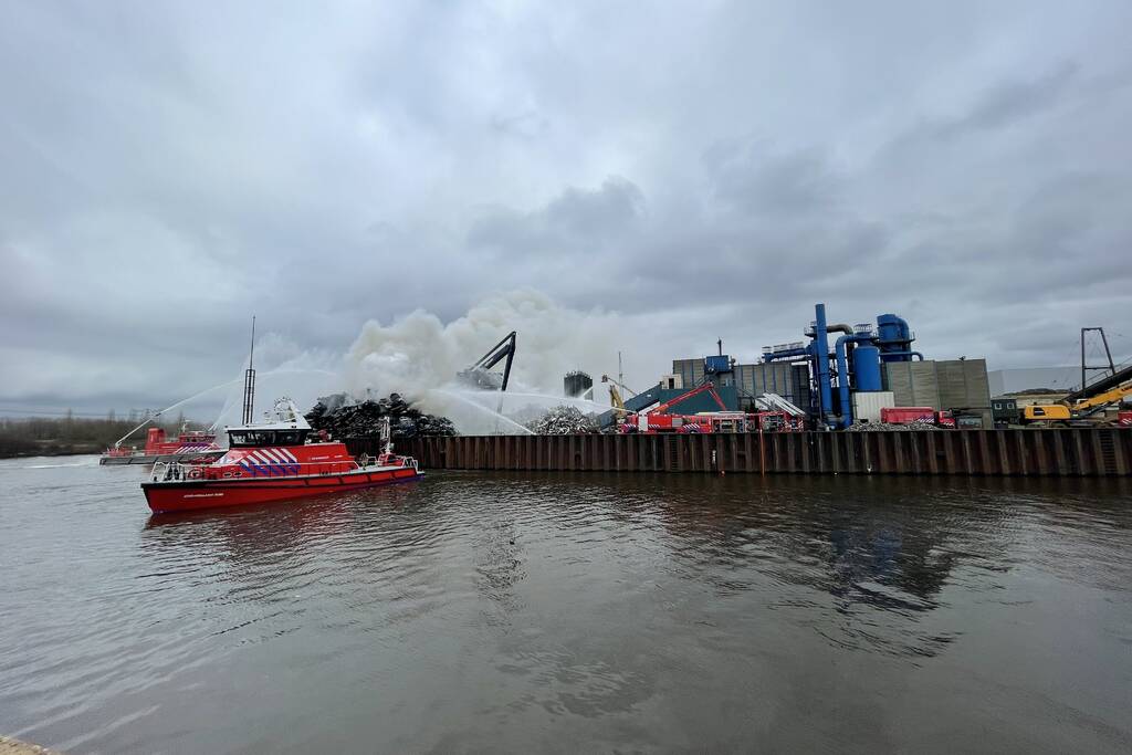 Zeer grote brand bij verschrotingsbedrijf
