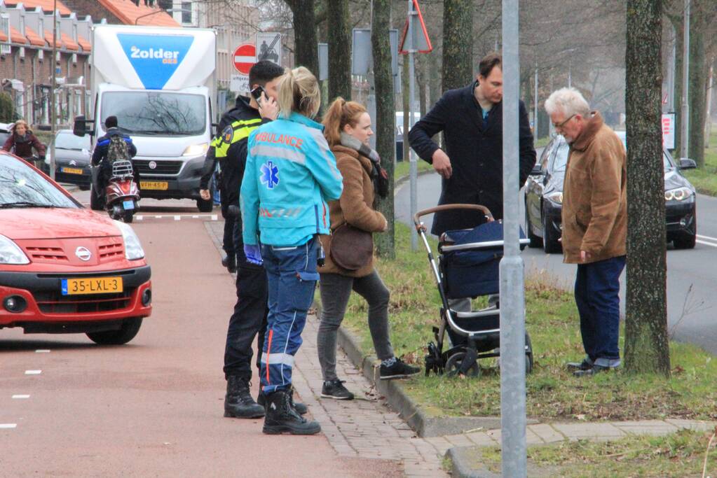 Scooterrijder botst op kinderwagen