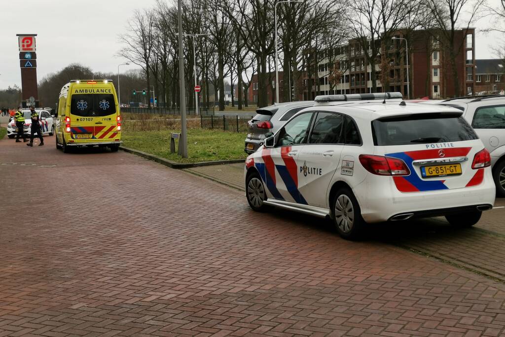 Scooterrijder en fietser botsen na inhaalmanoeuvre
