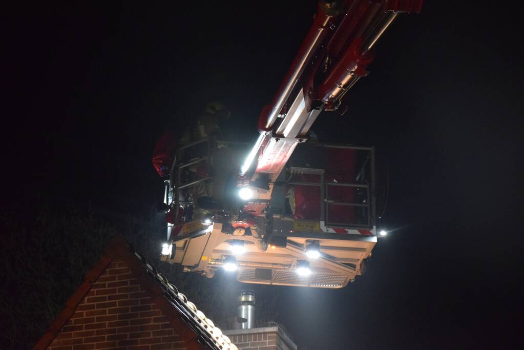 Brandweer veegt schoorsteen na schoorsteenbrand