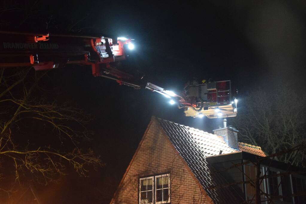 Brandweer veegt schoorsteen na schoorsteenbrand