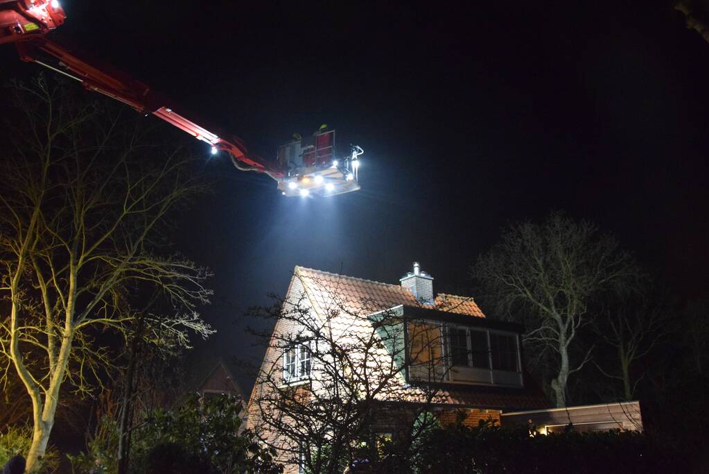 Brandweer veegt schoorsteen na schoorsteenbrand