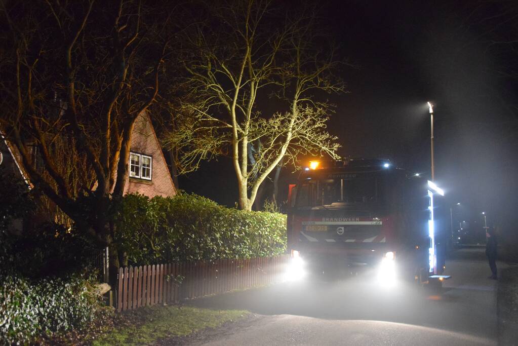 Brandweer veegt schoorsteen na schoorsteenbrand