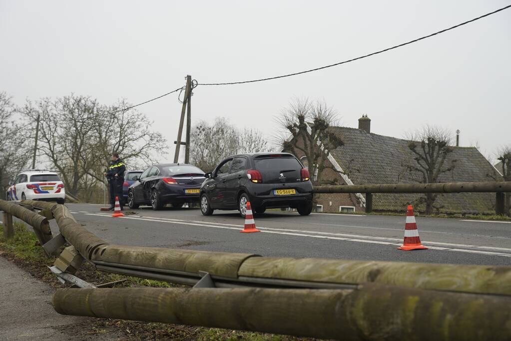 Houten geleiderail aan diggelen bij verkeersongeval