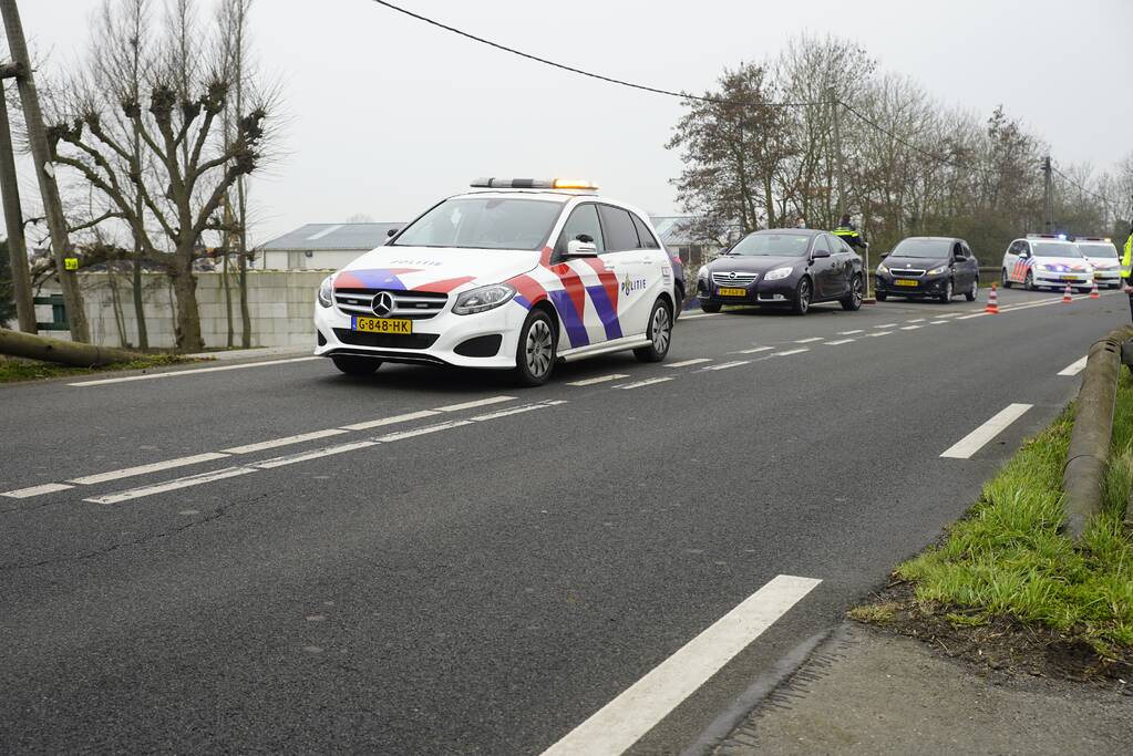 Houten geleiderail aan diggelen bij verkeersongeval