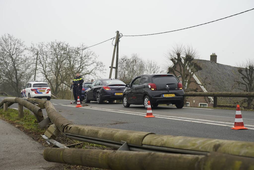 Houten geleiderail aan diggelen bij verkeersongeval
