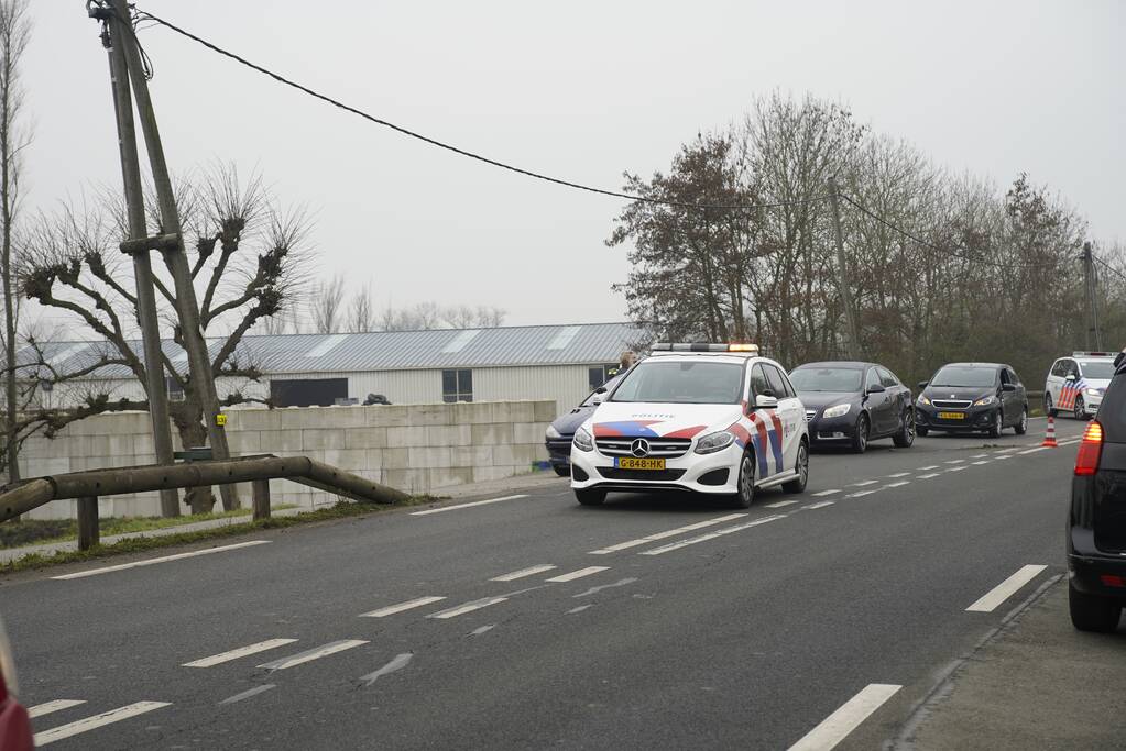 Houten geleiderail aan diggelen bij verkeersongeval