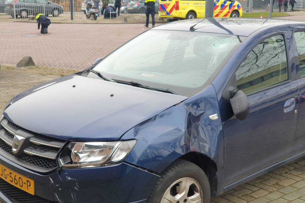 Auto en scooter botsen op kruising