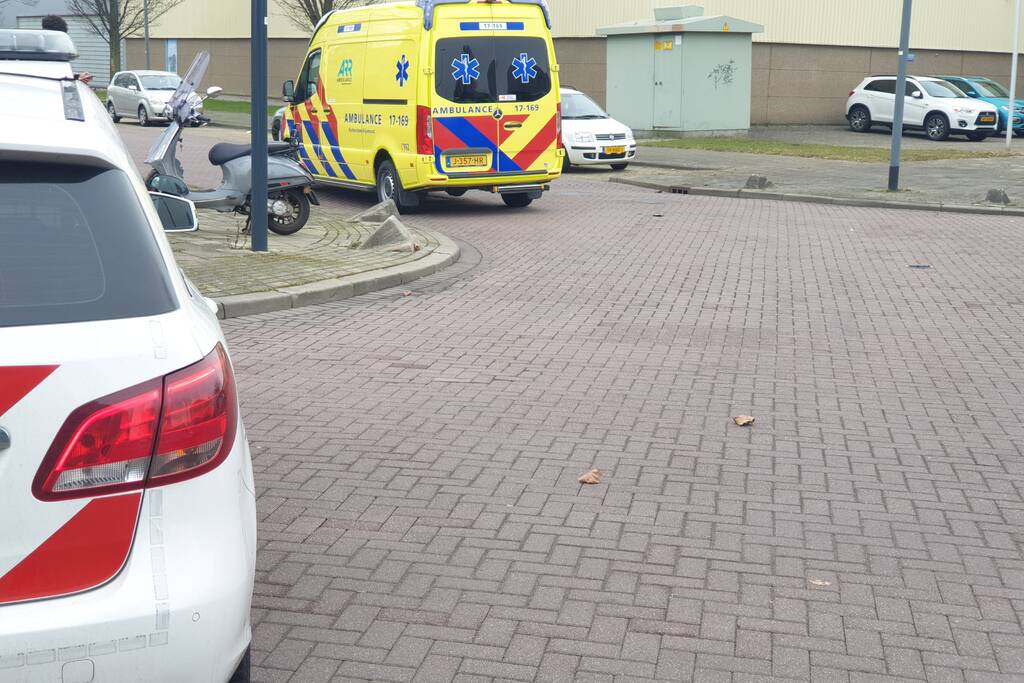 Auto en scooter botsen op kruising