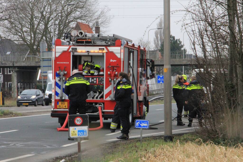 Brand in motorcompartiment van bestelbus
