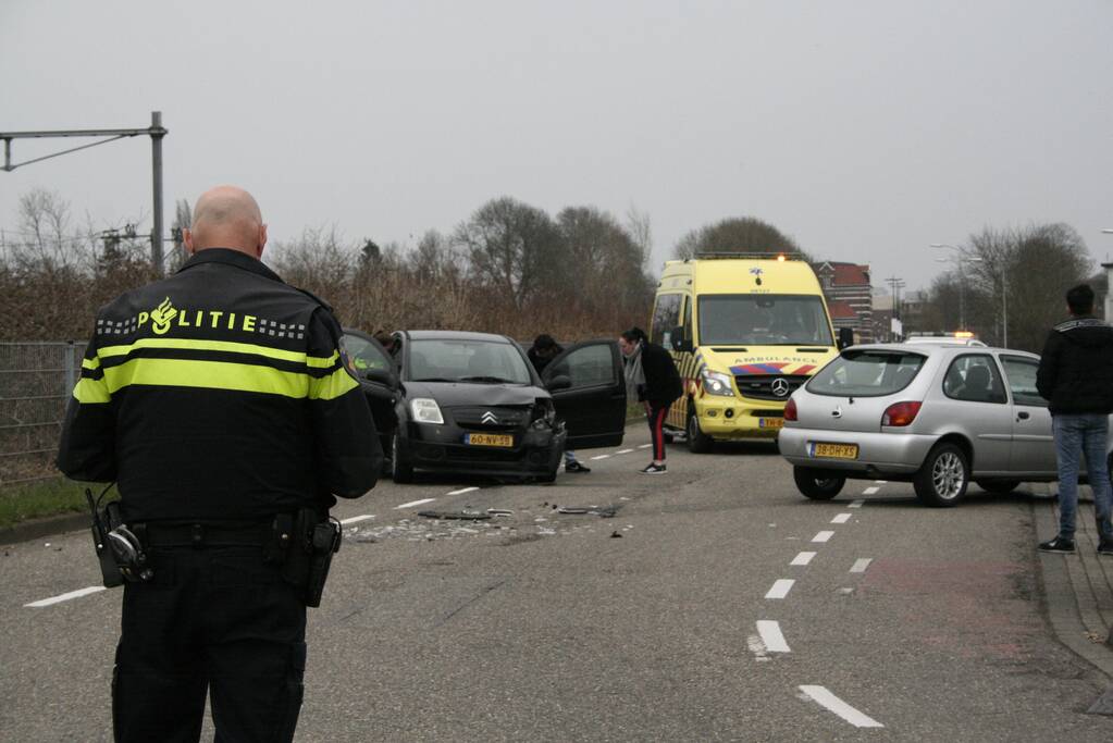 Enorme schade na ongeval tussen twee voertuigen