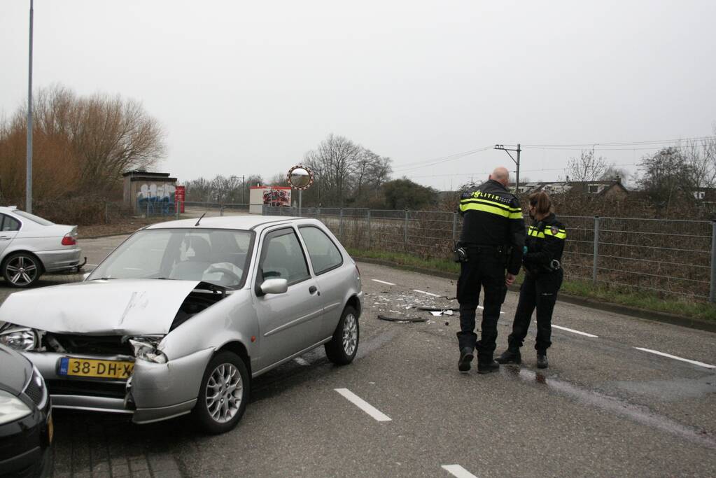 Enorme schade na ongeval tussen twee voertuigen