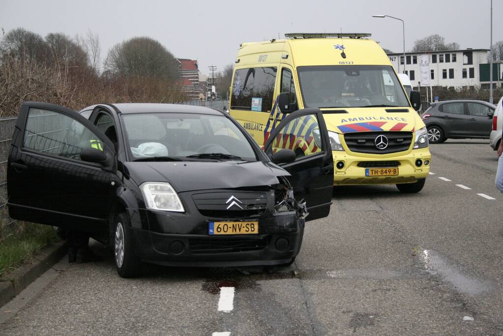 Enorme schade na ongeval tussen twee voertuigen