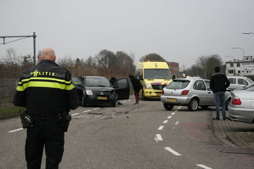 Enorme schade na ongeval tussen twee voertuigen