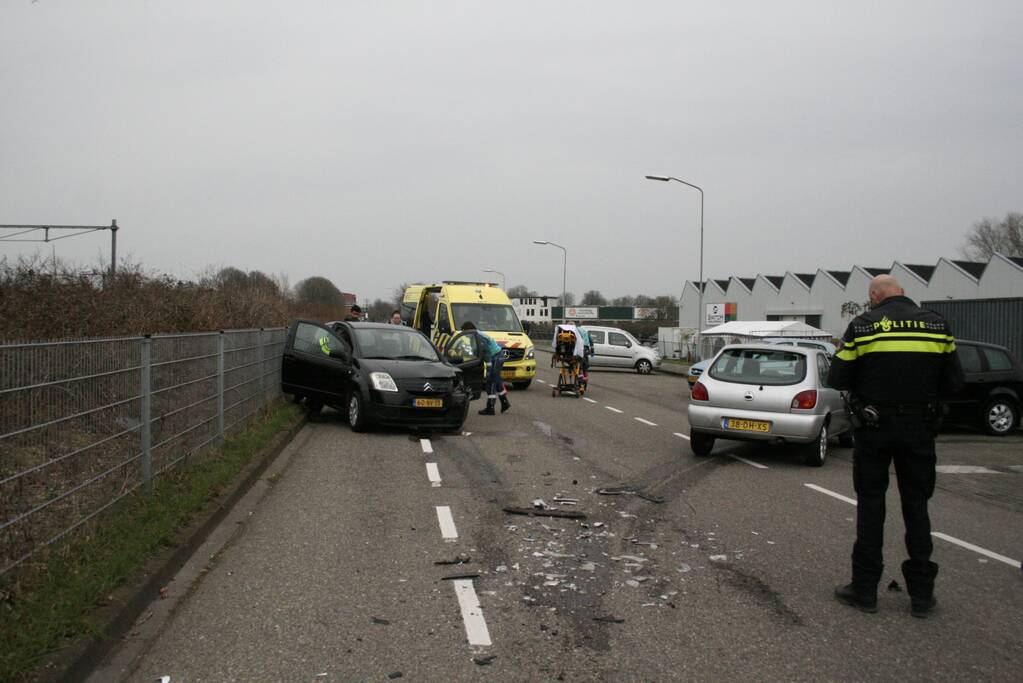 Enorme schade na ongeval tussen twee voertuigen