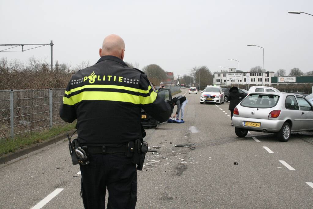 Enorme schade na ongeval tussen twee voertuigen