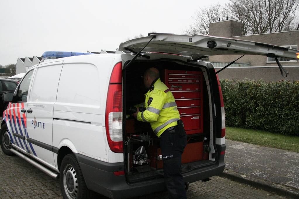 Enorme schade na ongeval tussen twee voertuigen