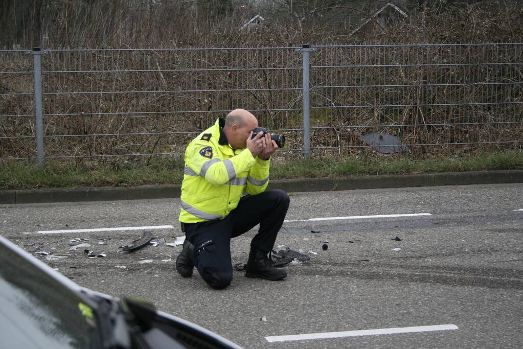 Enorme schade na ongeval tussen twee voertuigen