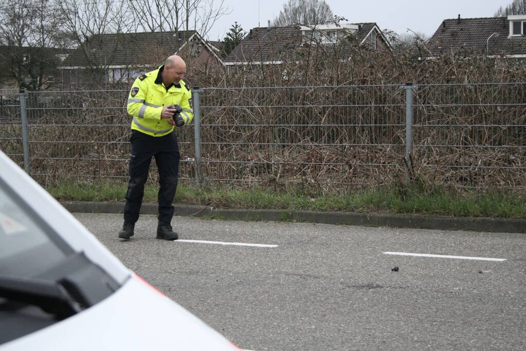 Enorme schade na ongeval tussen twee voertuigen