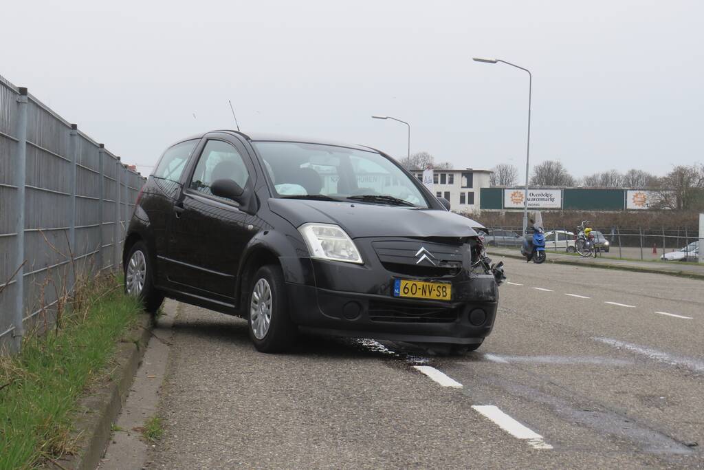 Enorme schade na ongeval tussen twee voertuigen