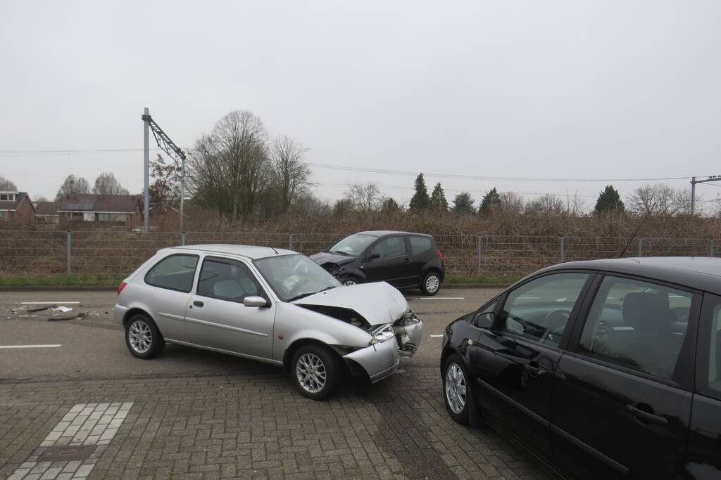 Enorme schade na ongeval tussen twee voertuigen