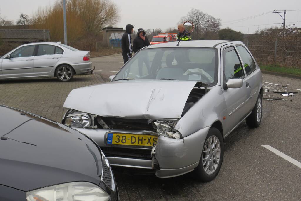 Enorme schade na ongeval tussen twee voertuigen