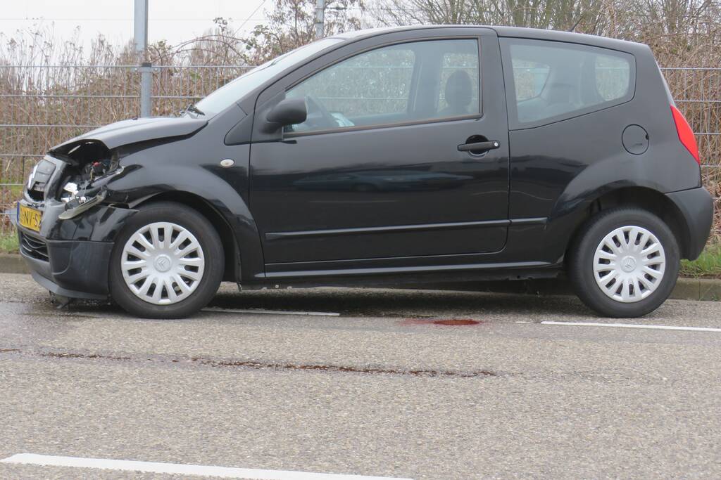 Enorme schade na ongeval tussen twee voertuigen