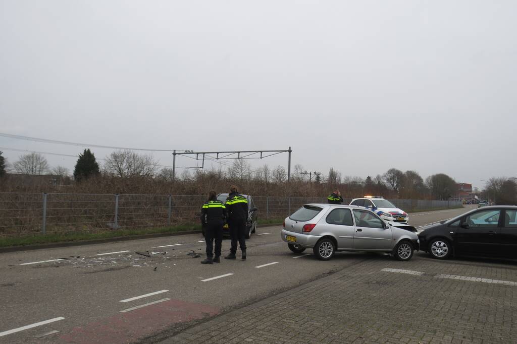 Enorme schade na ongeval tussen twee voertuigen