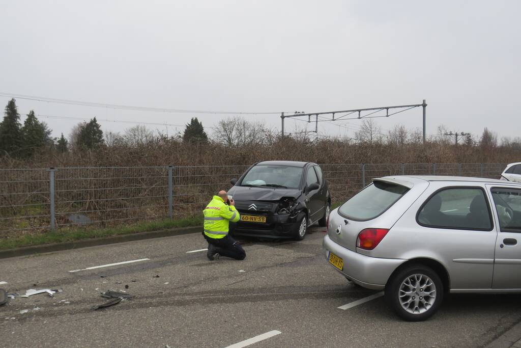 Enorme schade na ongeval tussen twee voertuigen