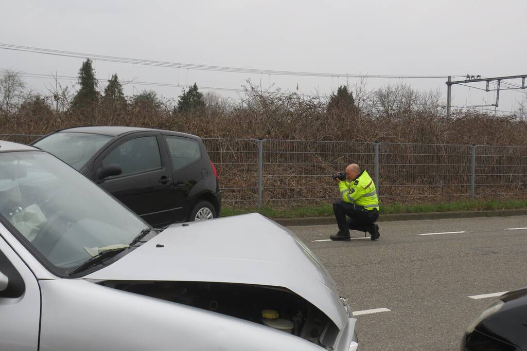 Enorme schade na ongeval tussen twee voertuigen