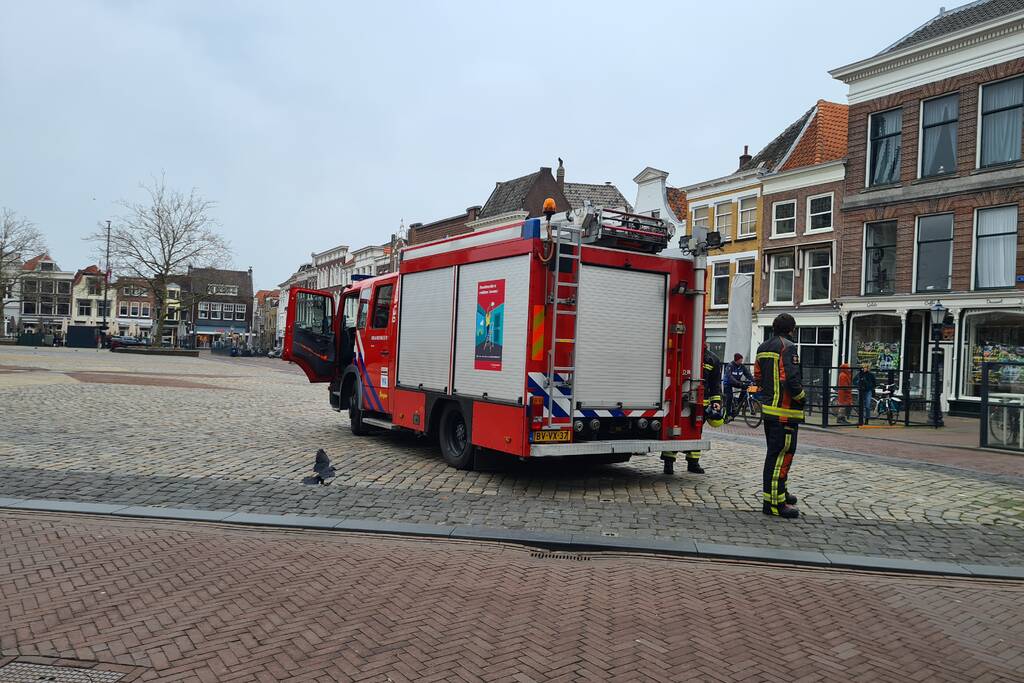 Kabel spandoek schiet door raam van woning