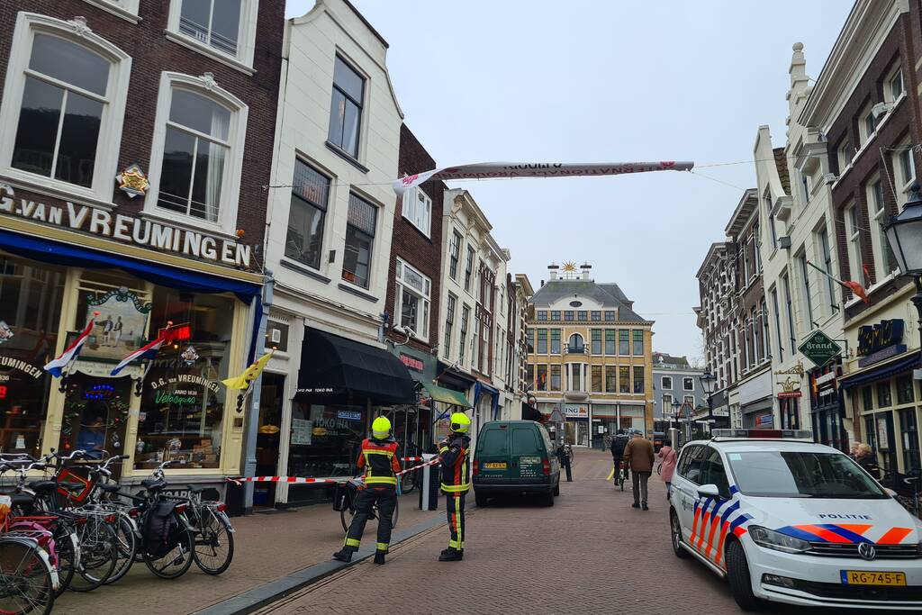 Kabel spandoek schiet door raam van woning
