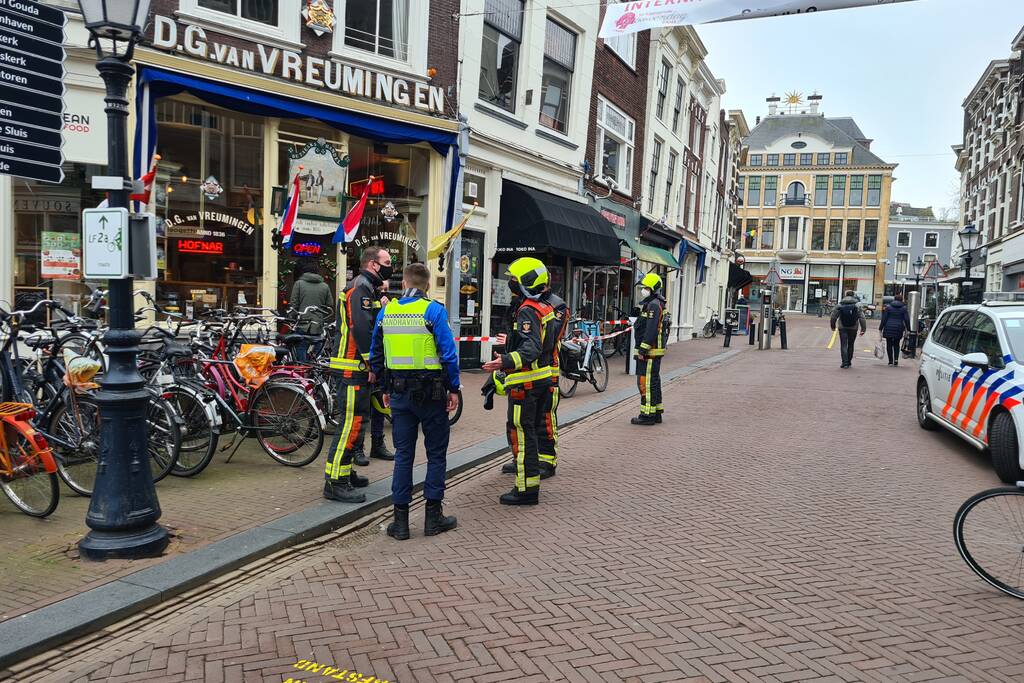 Kabel spandoek schiet door raam van woning