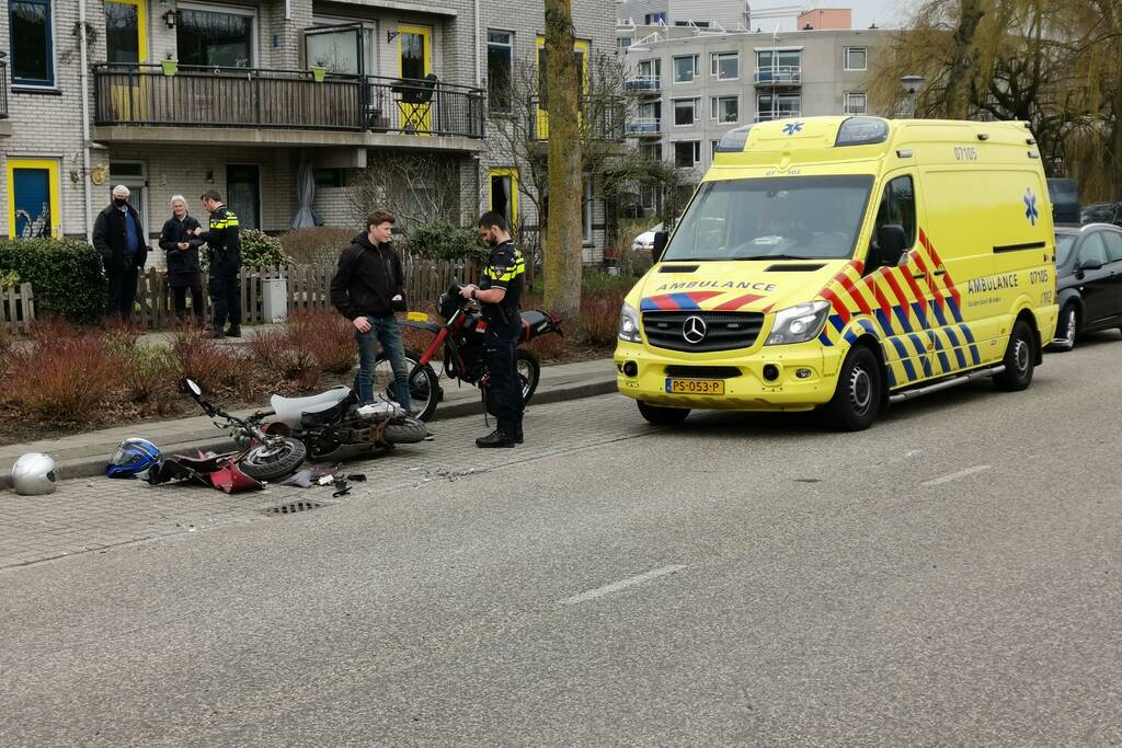 Brommer in de kreukels na botsing met bestelbus