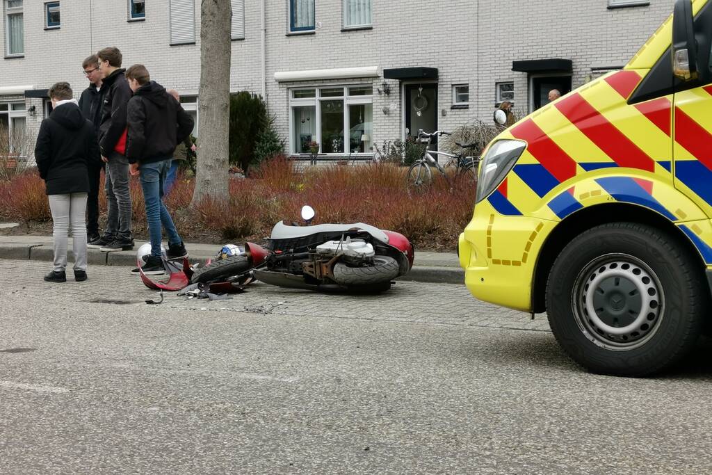Brommer in de kreukels na botsing met bestelbus