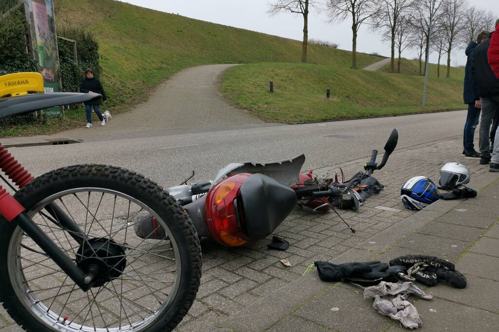 Brommer in de kreukels na botsing met bestelbus