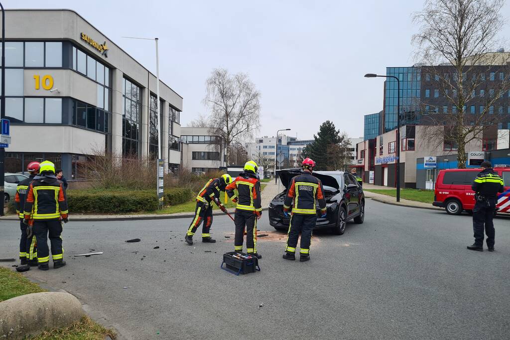 Twee auto's met elkaar in botsing op kruising