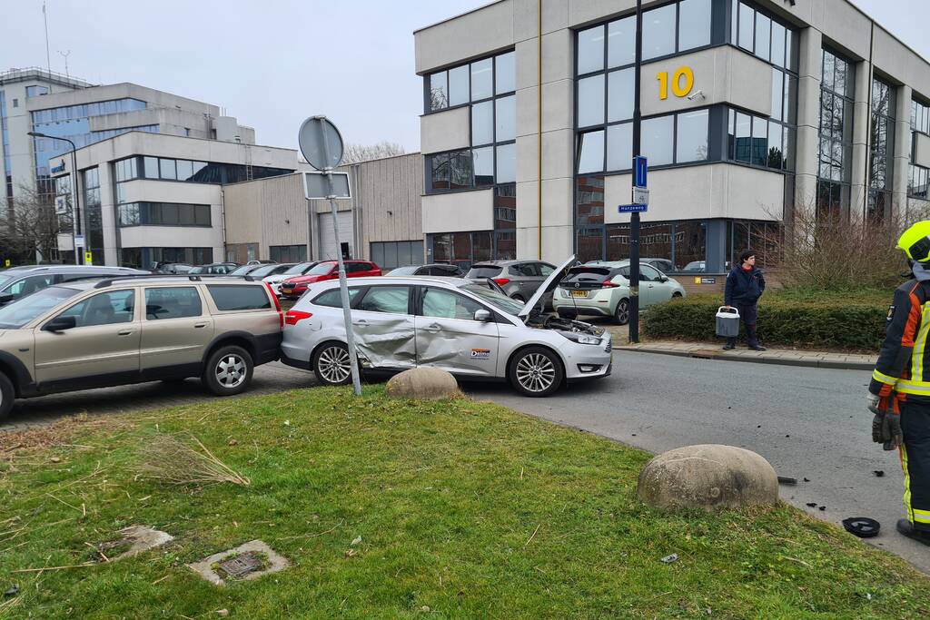 Twee auto's met elkaar in botsing op kruising
