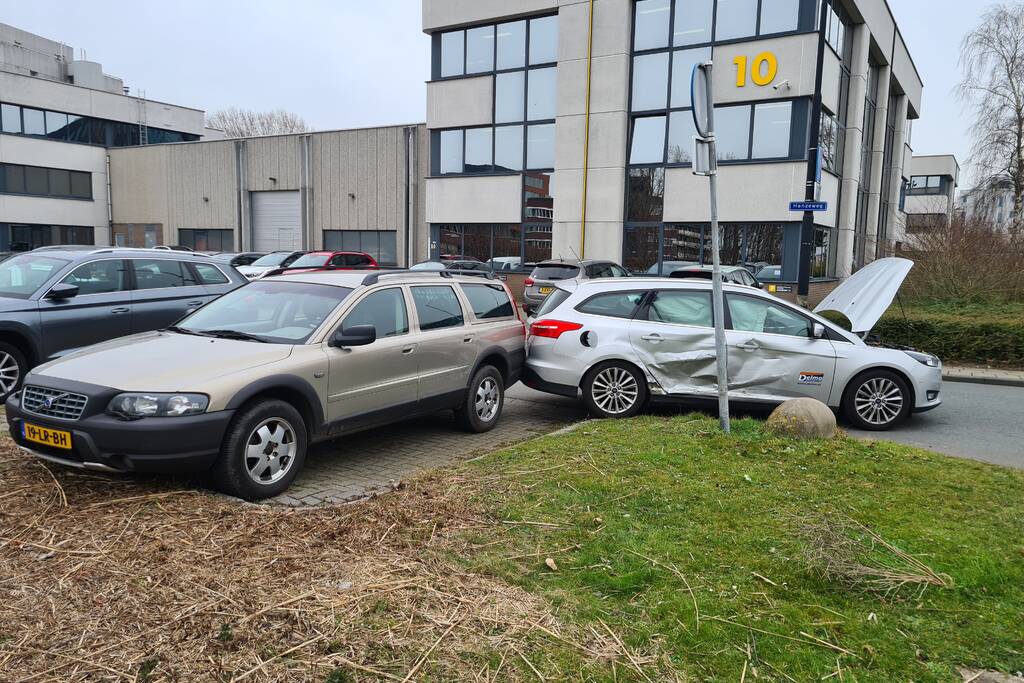 Twee auto's met elkaar in botsing op kruising