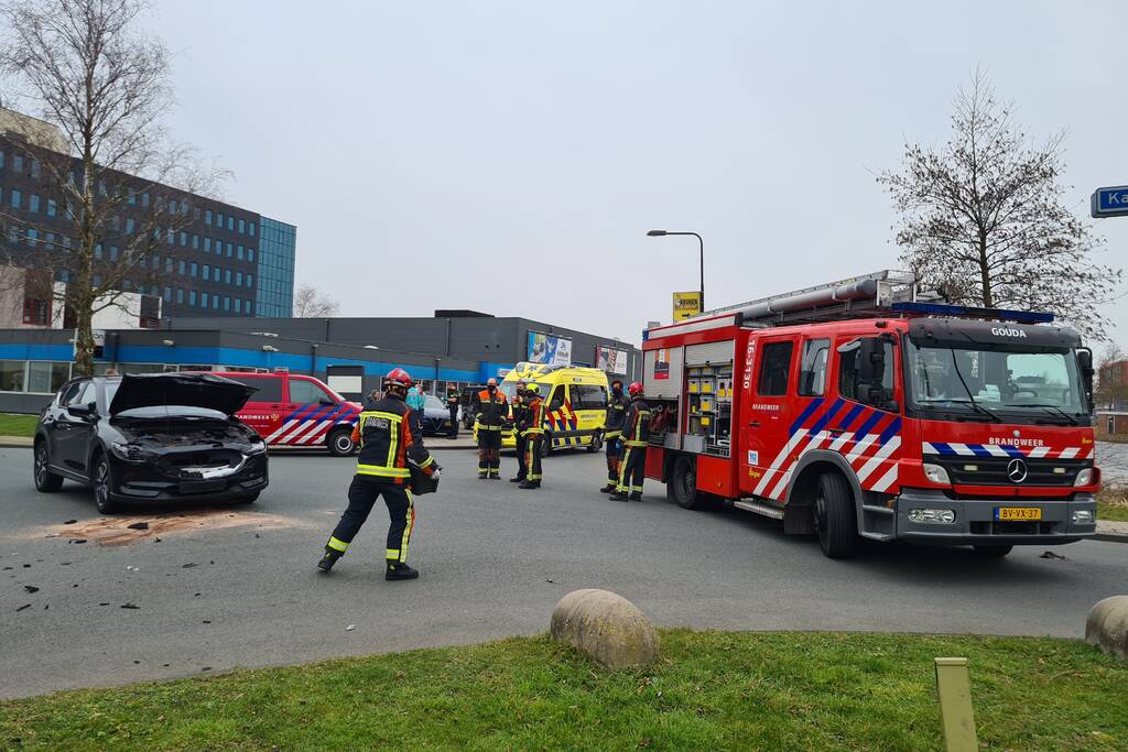 Twee auto's met elkaar in botsing op kruising