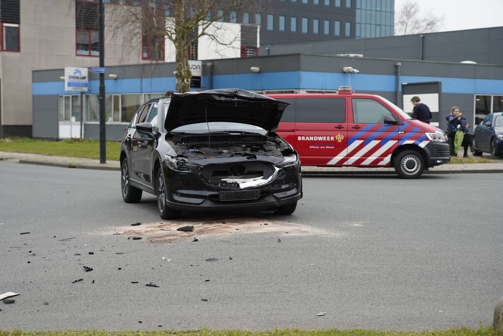 Twee auto's met elkaar in botsing op kruising