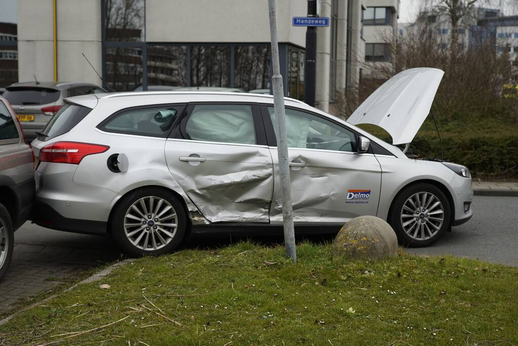 Twee auto's met elkaar in botsing op kruising